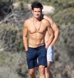 Orlando-Bloom-Shirtless-Beach-Pictures-July-2016 (1)