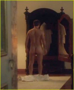 jude-law-bares-his-butt-on-the-young-pope-03