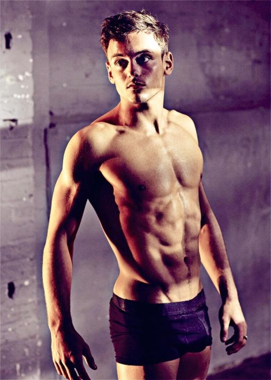 Tom-Daley-Shirtless-2016-Calendar-001