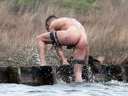 tom-hardy0-naked3